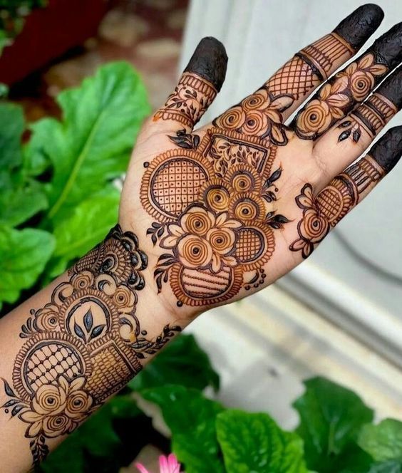 Decent Mehndi Designs For Girls