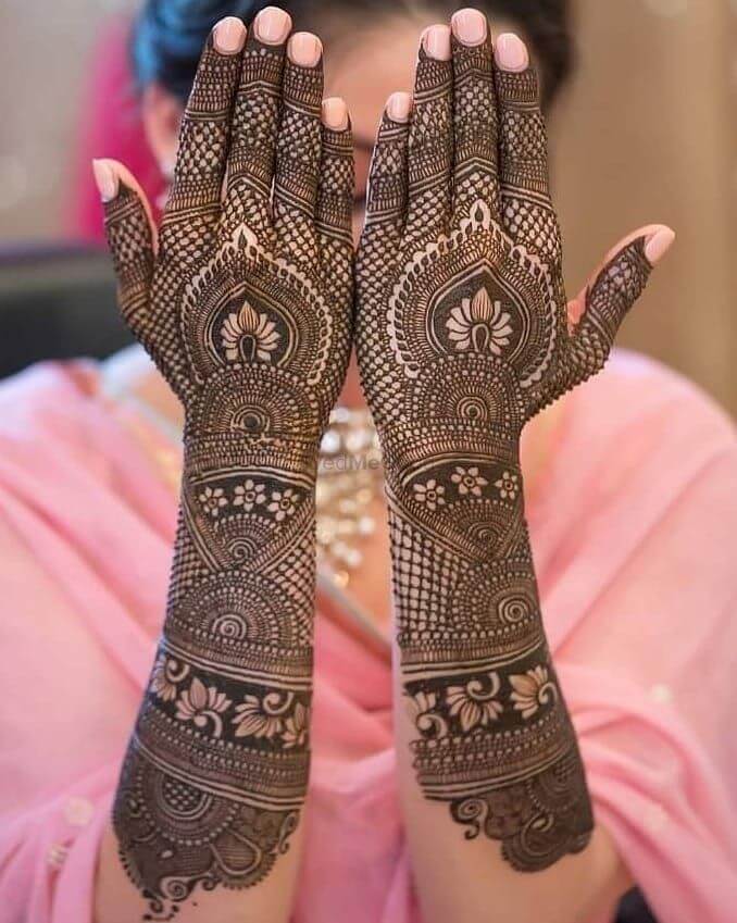 Intricate Bridal Portraits mehndi design